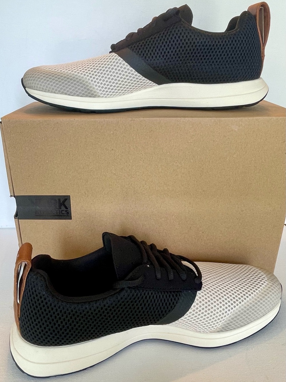NIB YORK ATHLETICS THE HENRY PREMIUM RUNNER AIR MESH MENS SIZE 9 BLACK/WHITE